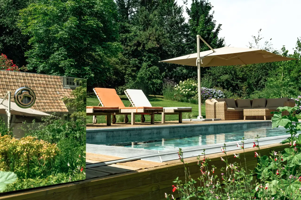 Piscine extérieure équipée d’une couverture Coverseal, aménagée dans un jardin verdoyant avec terrasse en bois, transats et parasol.